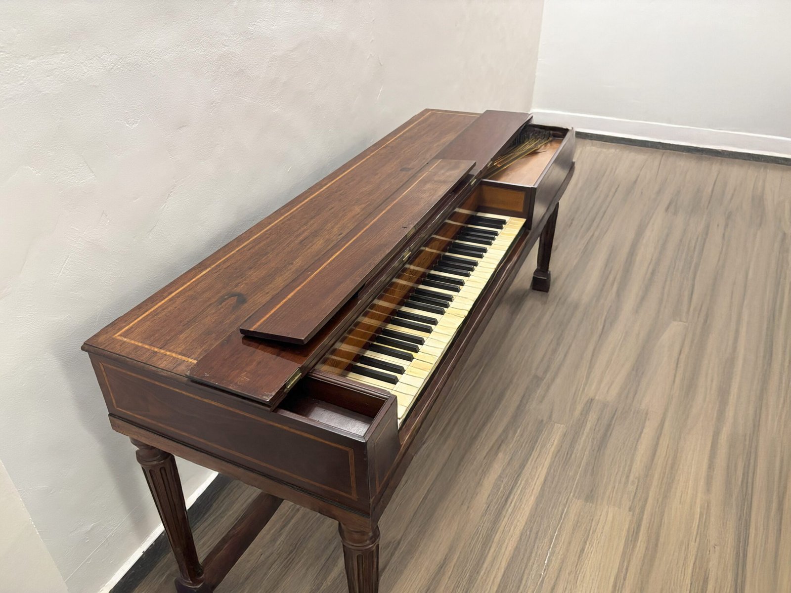 Autre vue latérale du piano Dackweiller de 1789