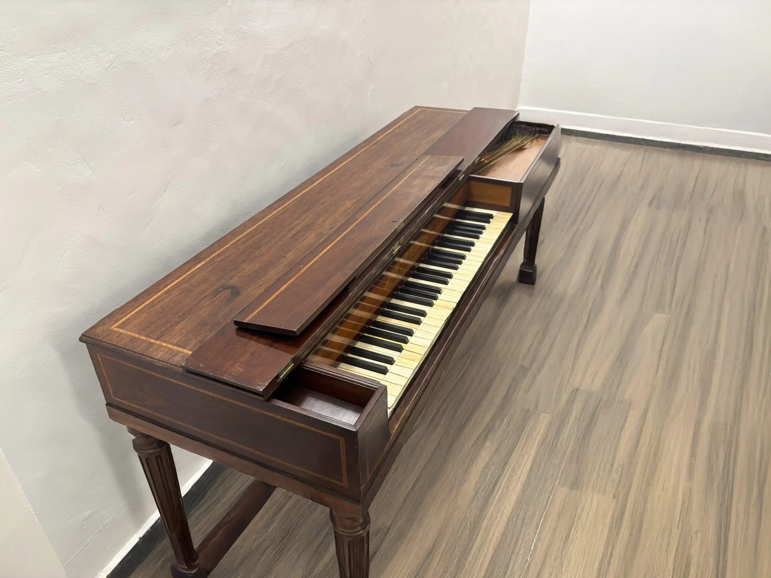 Autre vue latérale du piano Dackweiller de 1789