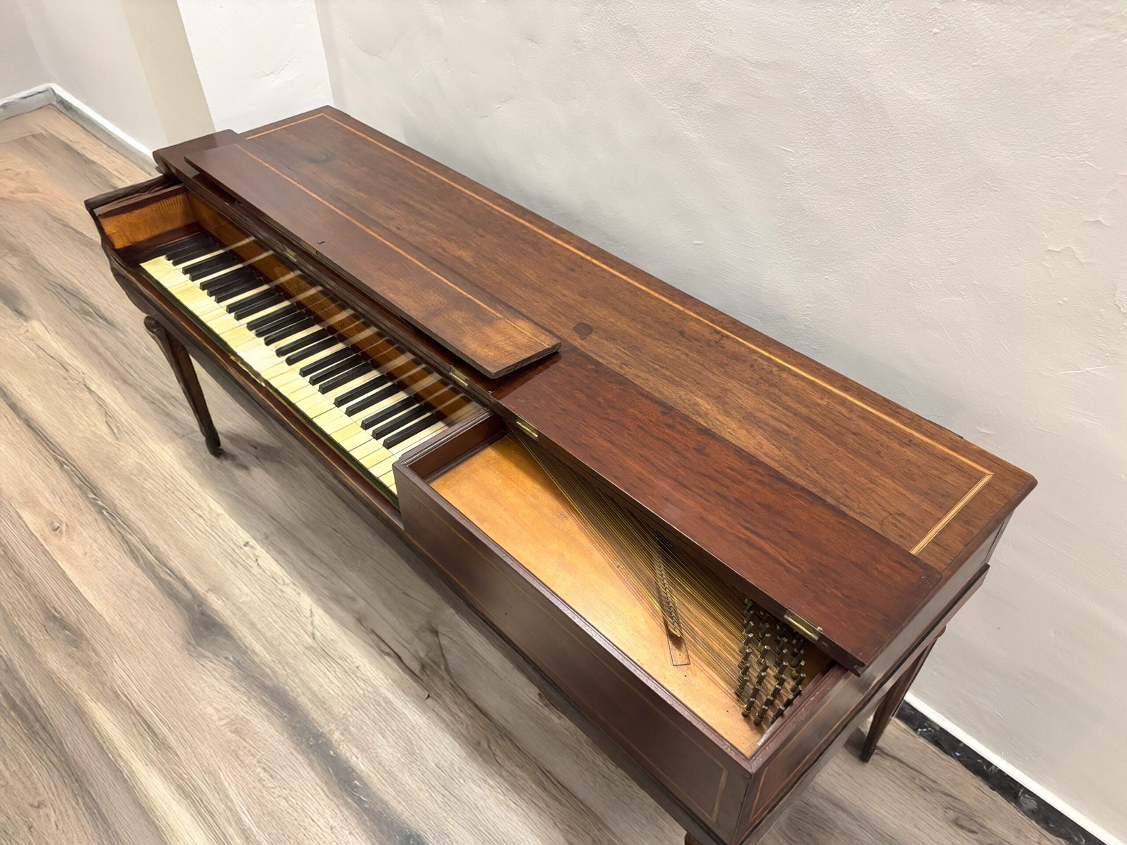 Vue latérale du piano carré Dackweiller de 1789