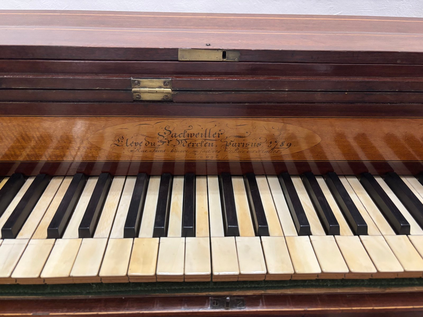 Nom « Dackweiller » visible sur la barre du piano de 1789
