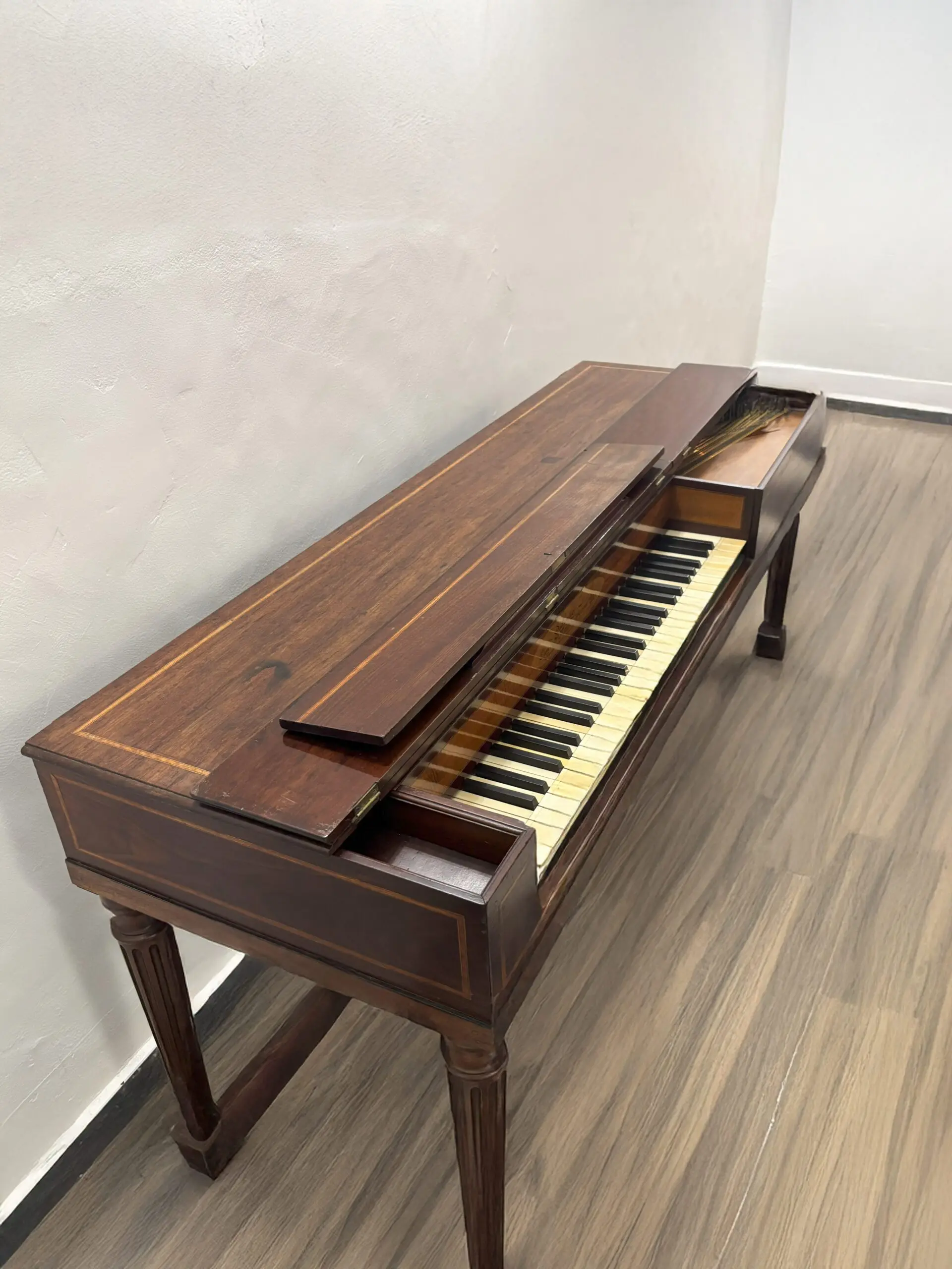 Autre vue latérale du piano Dackweiler de 1789