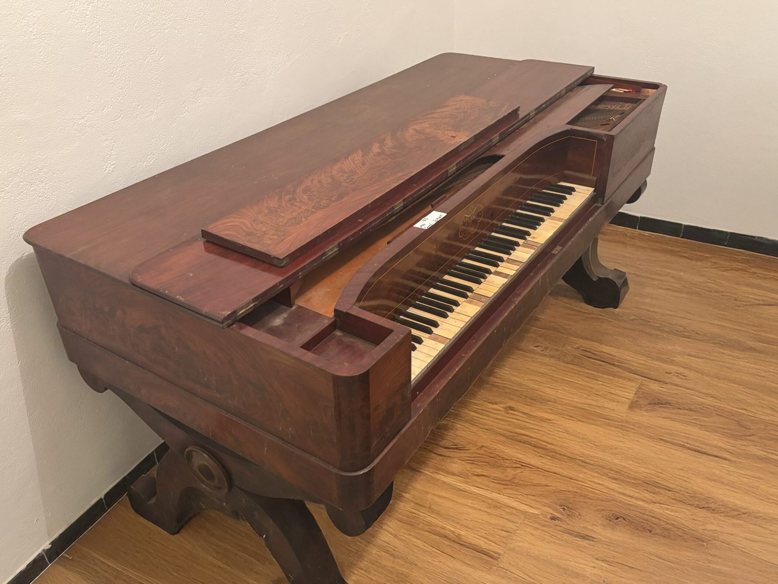 Vue latérale du piano Duport -- Categories de pianos