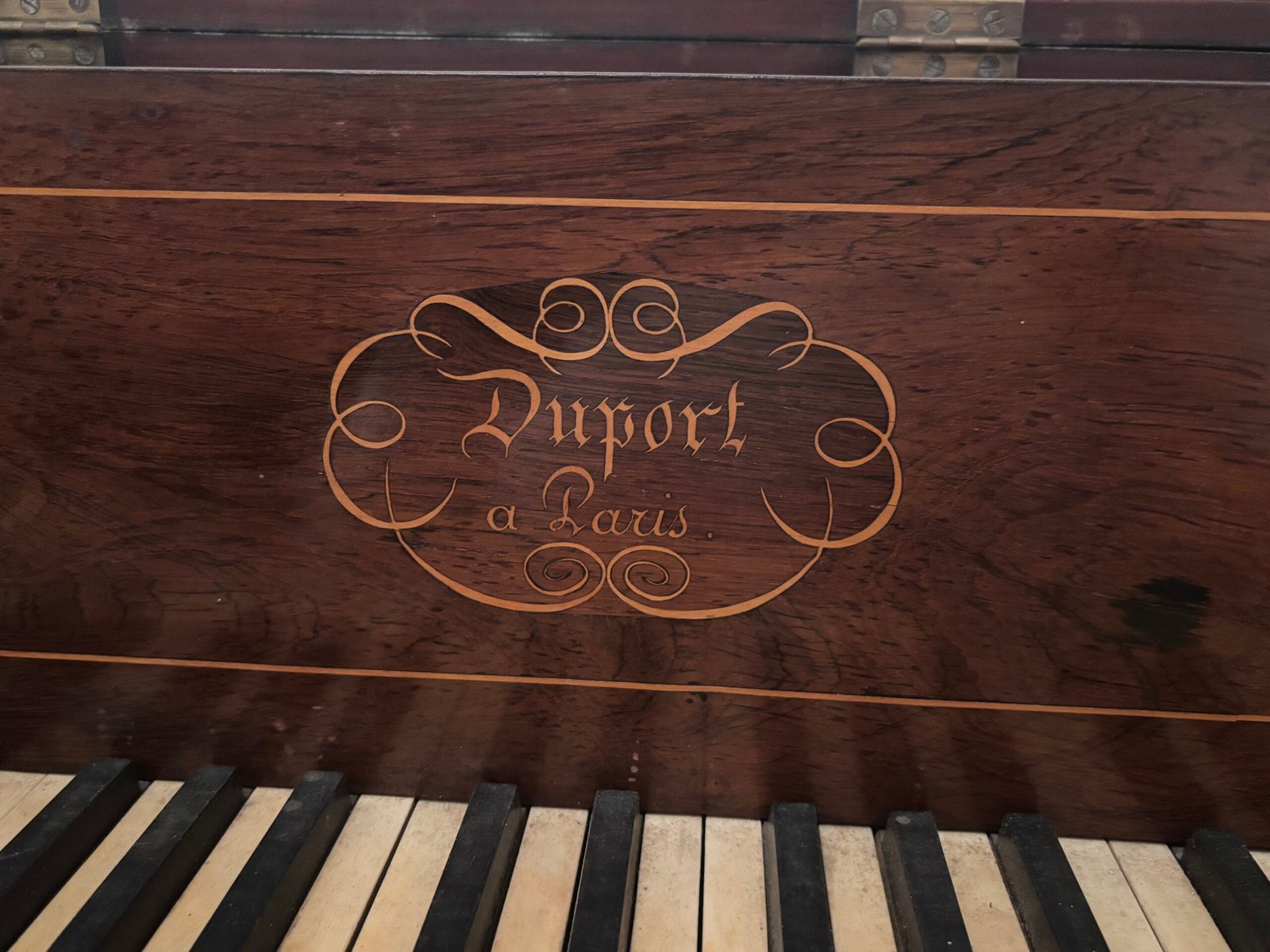 Inscription du nom Duport sur la barre du piano
