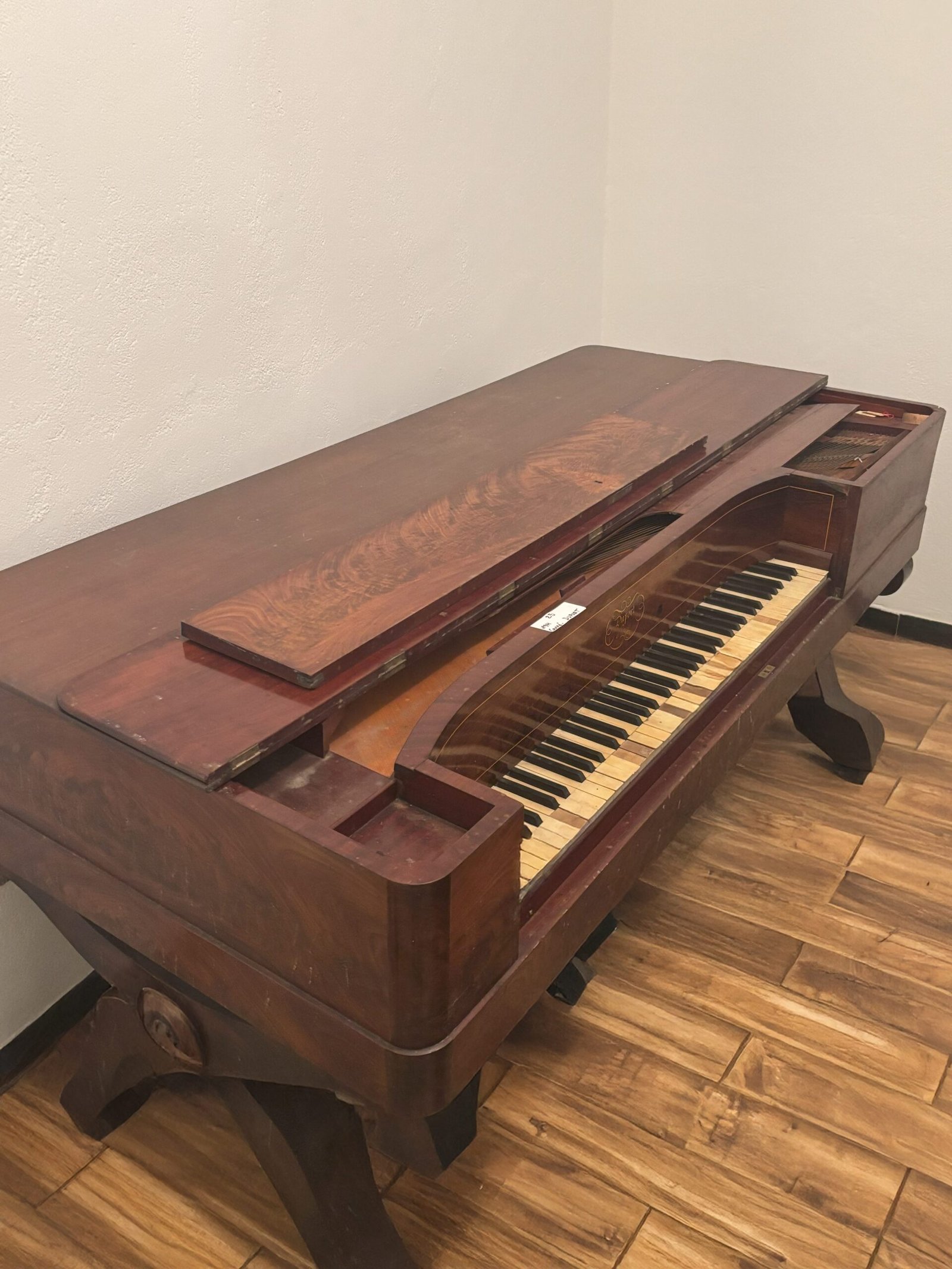 Vue latérale du piano Duport