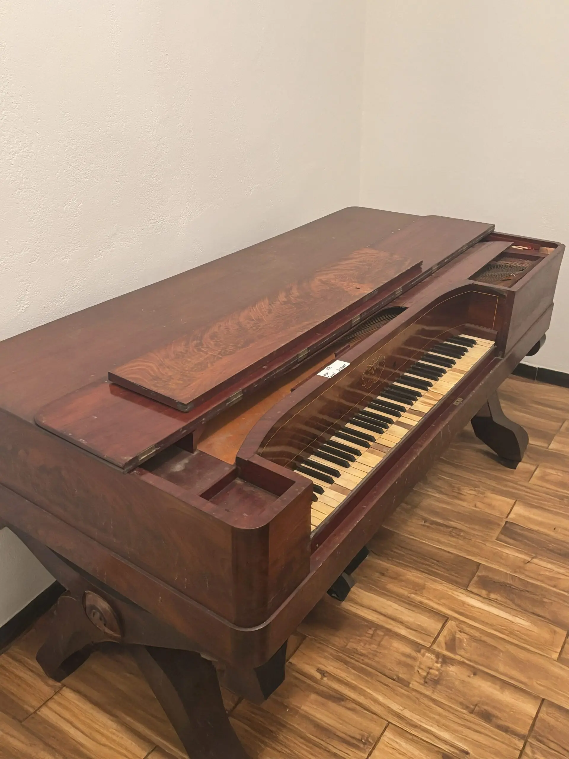 Vue latérale du piano Duport
