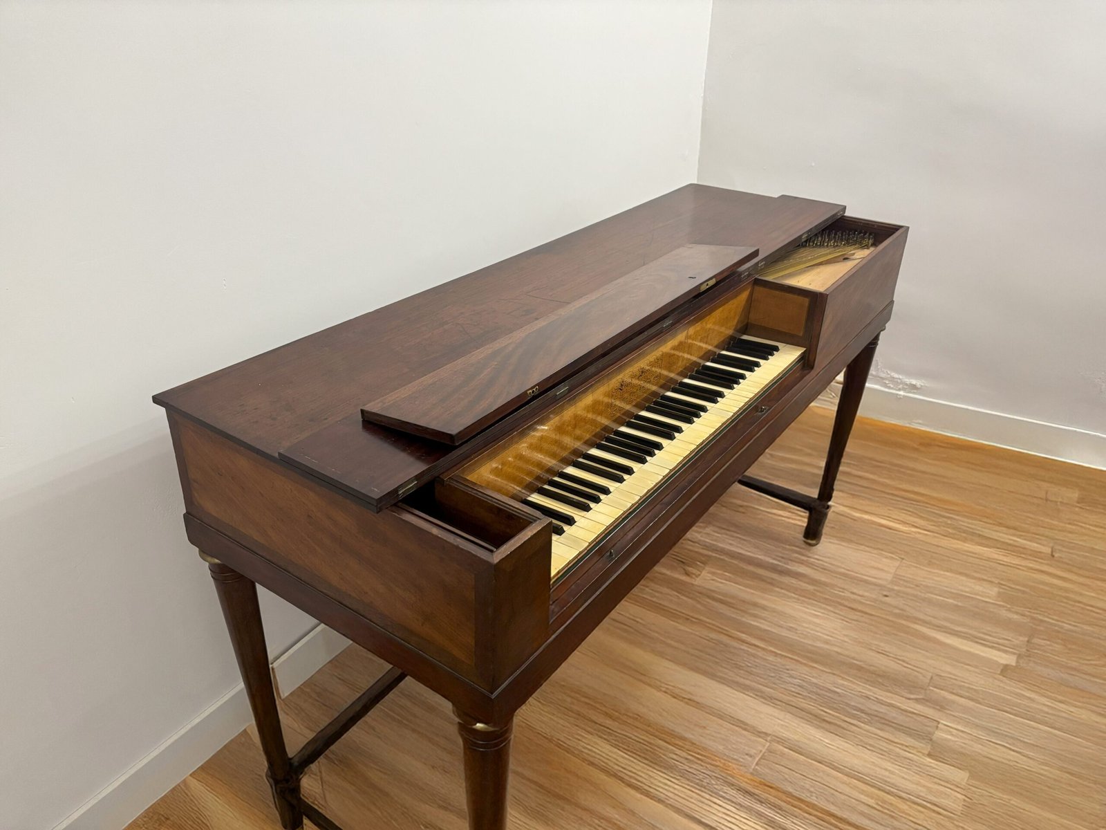 Vue latérale du piano Erard de 1810