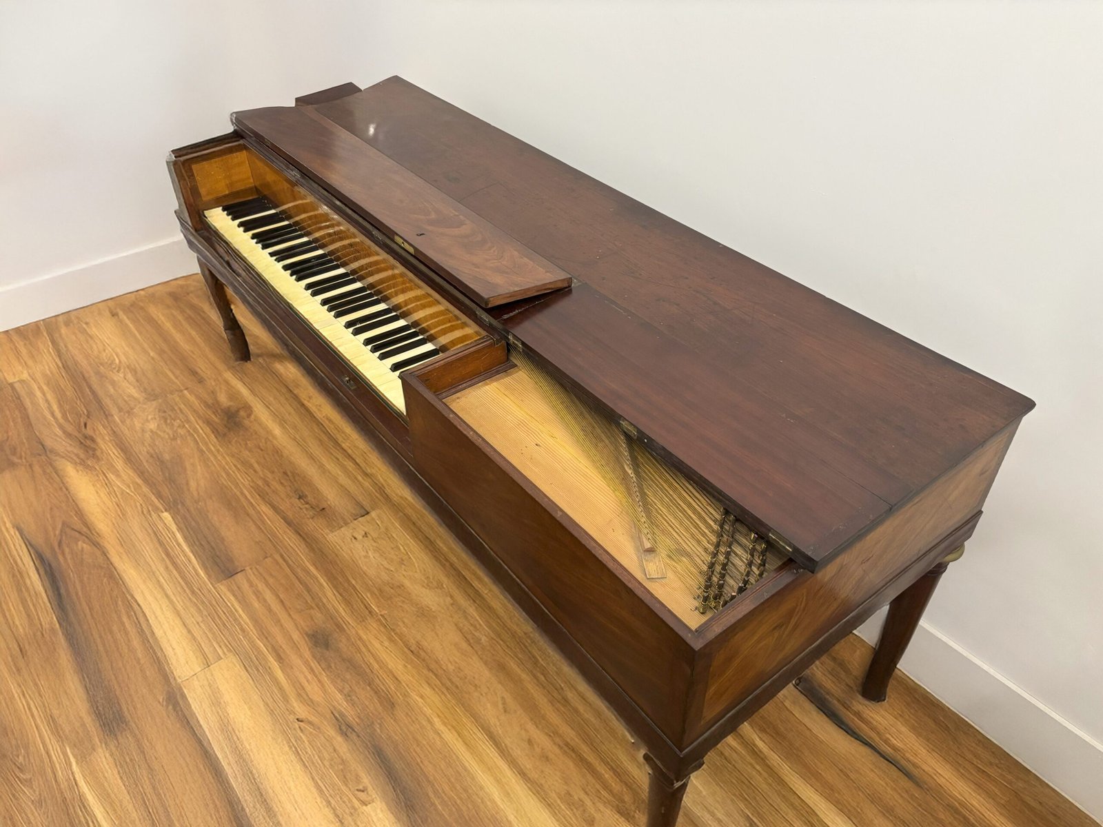 Autre vue latérale du piano Érard de 1810