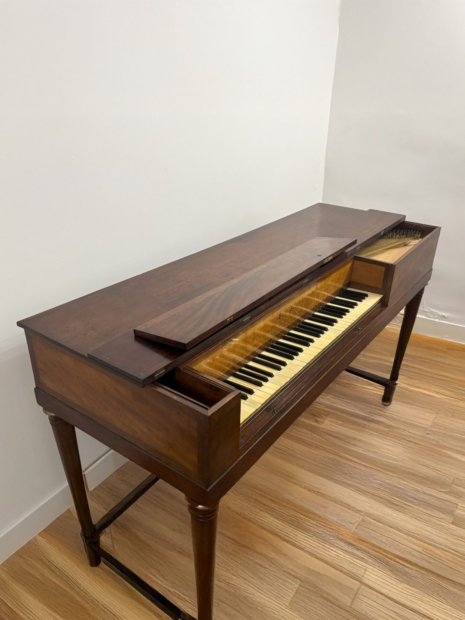 Vue latérale du piano Érard de 1810