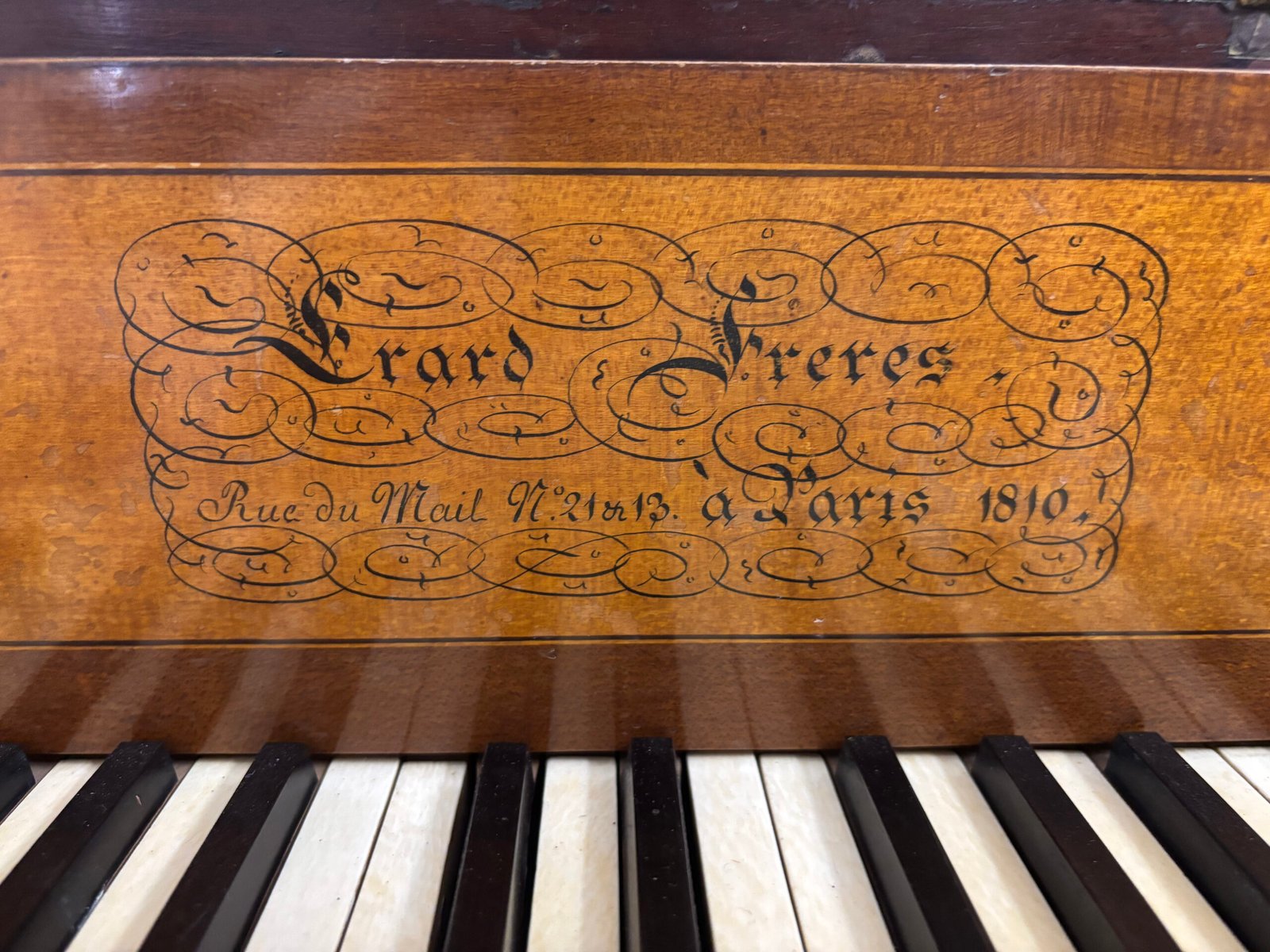 Inscription du nom « Érard » sur la barre du piano de 1810