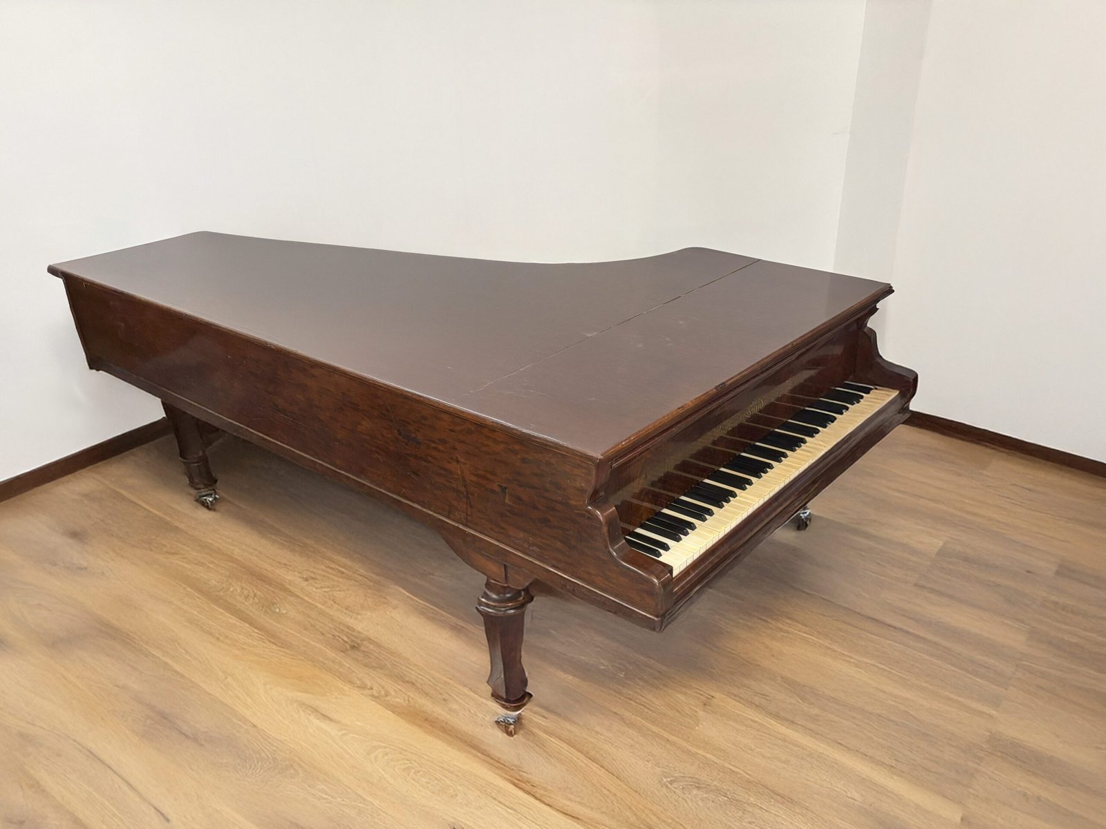 Vue latérale du piano à queue Erard de 1847