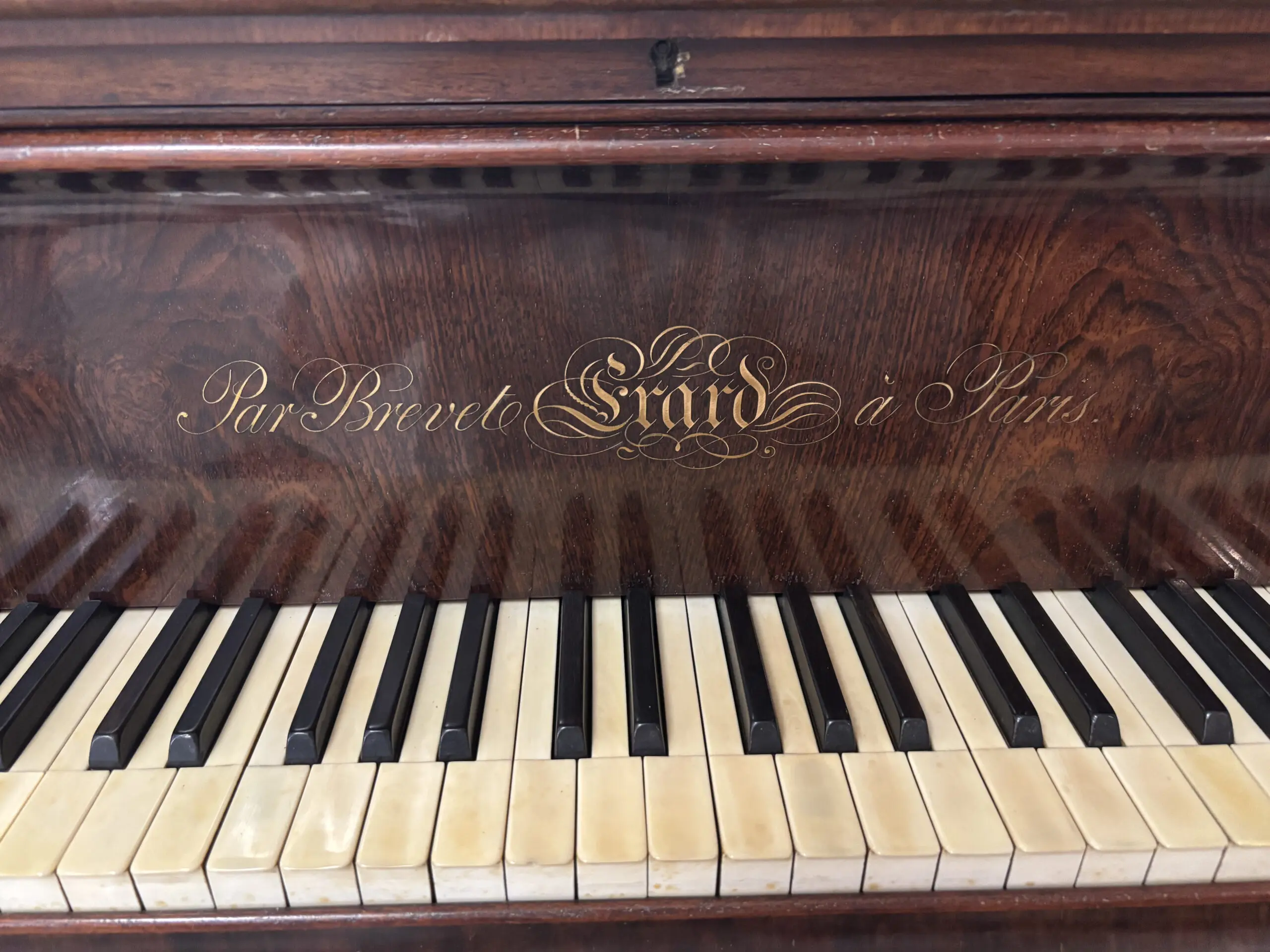 Nom « Erard » inscrit sur la barre du piano de 1847
