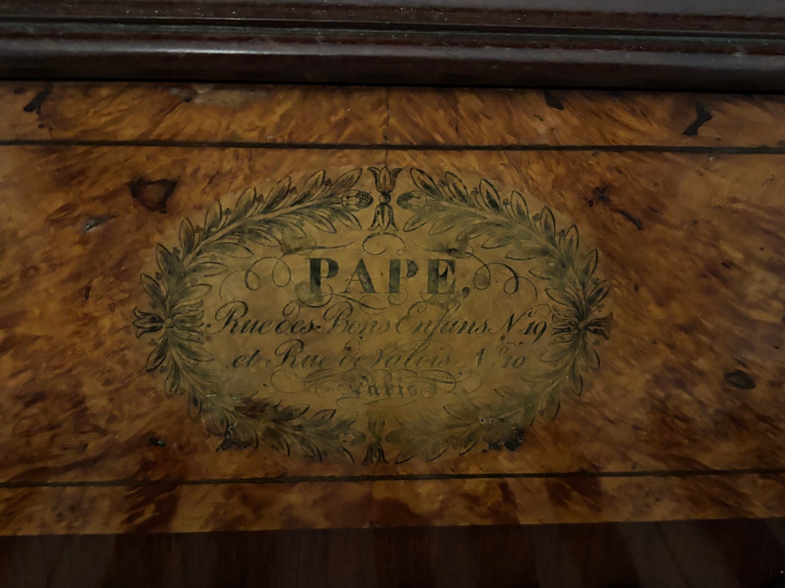 Inscription du facteur Pape sur la barre du piano de 1829