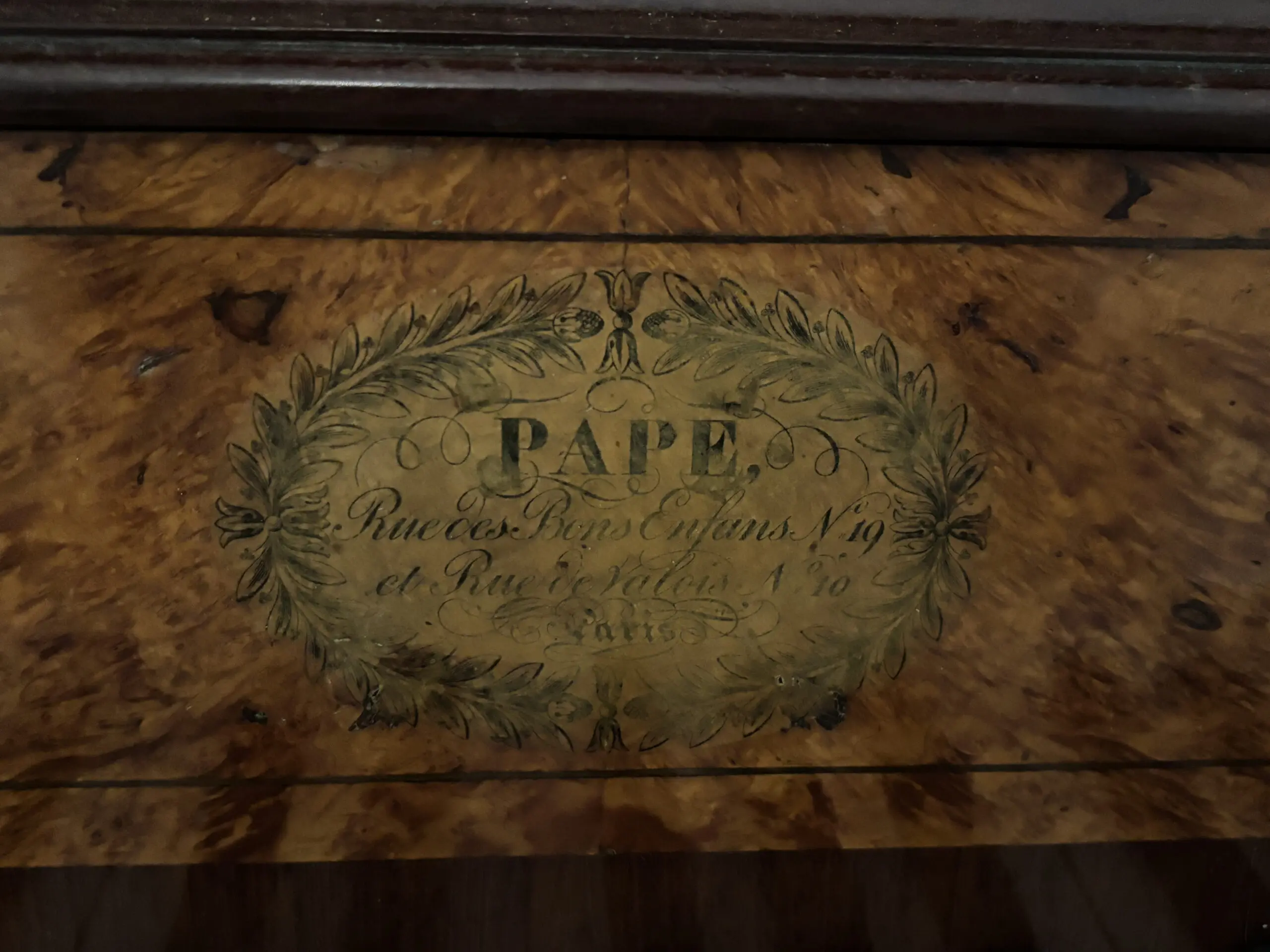 Inscription du facteur Pape sur la barre du piano de 1829