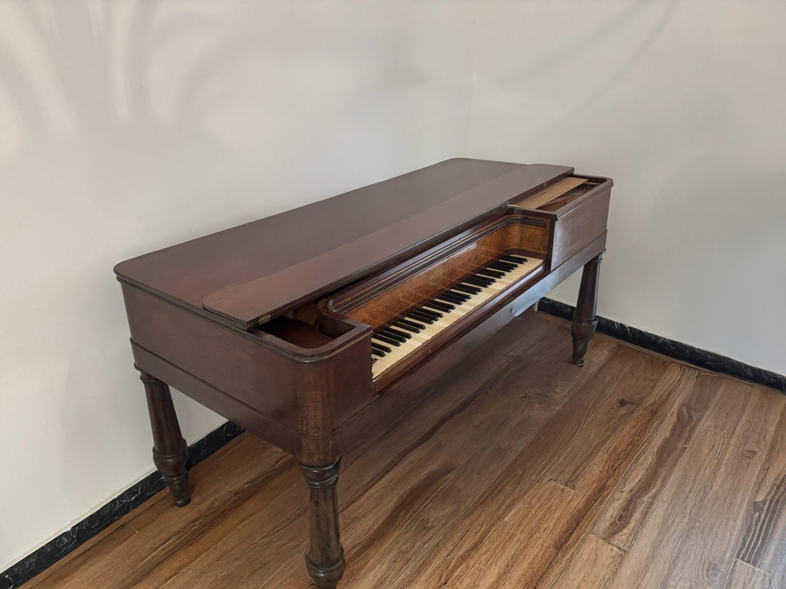 Vue latérale du piano carré Pape de 1829