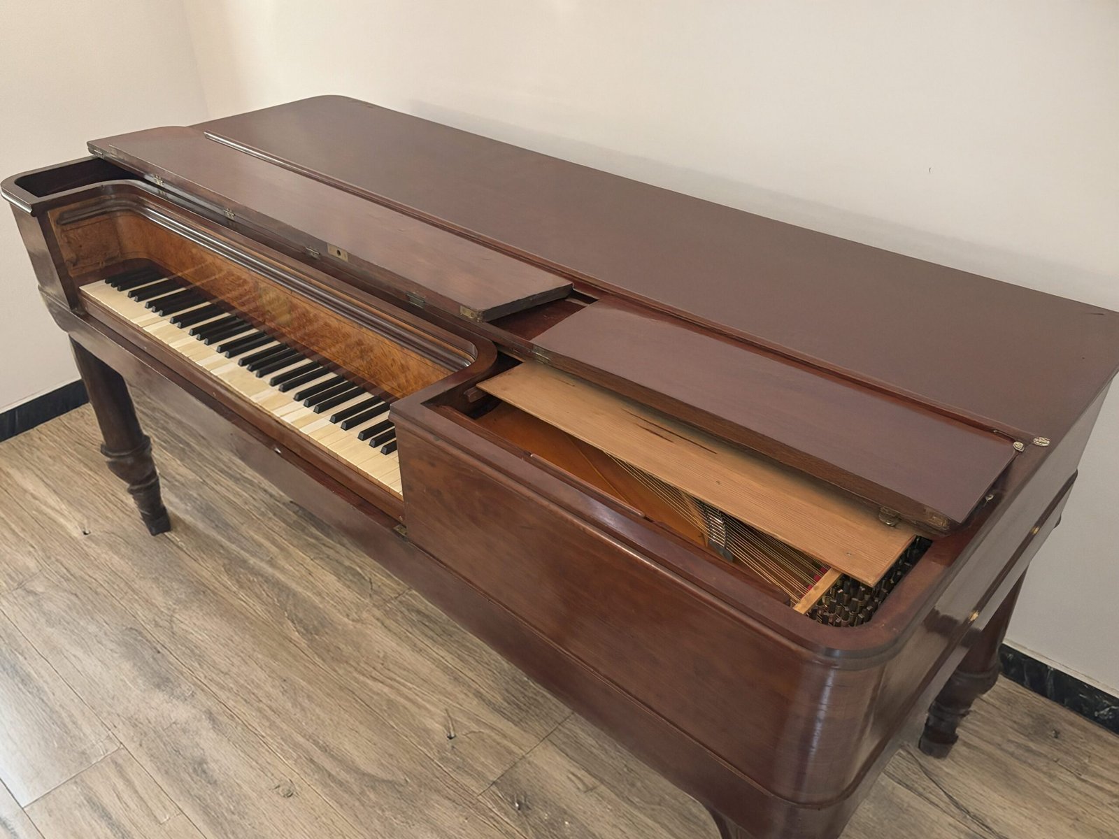 Deuxième vue latérale du piano Pape de 1829