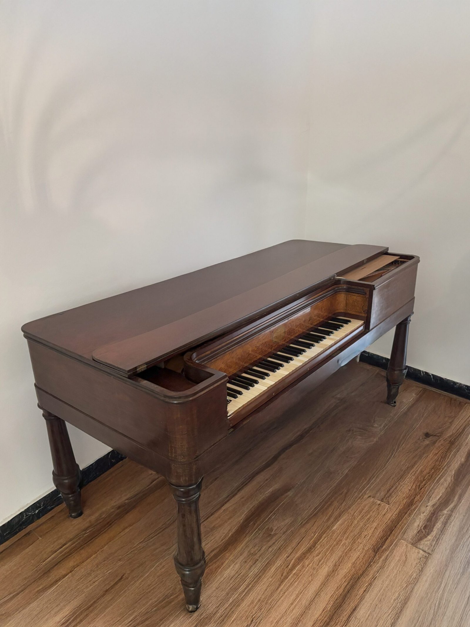 Vue latérale du piano carré Pape de 1829