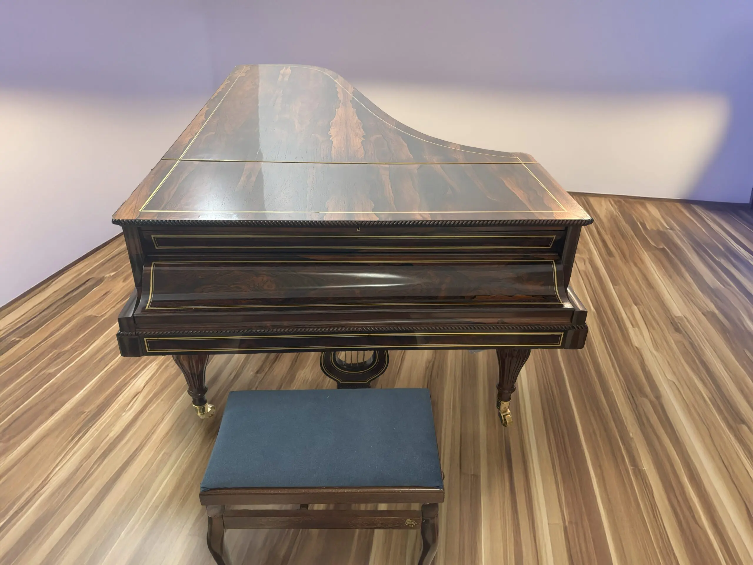 Vue de face du piano à queue Pleyel de 1827