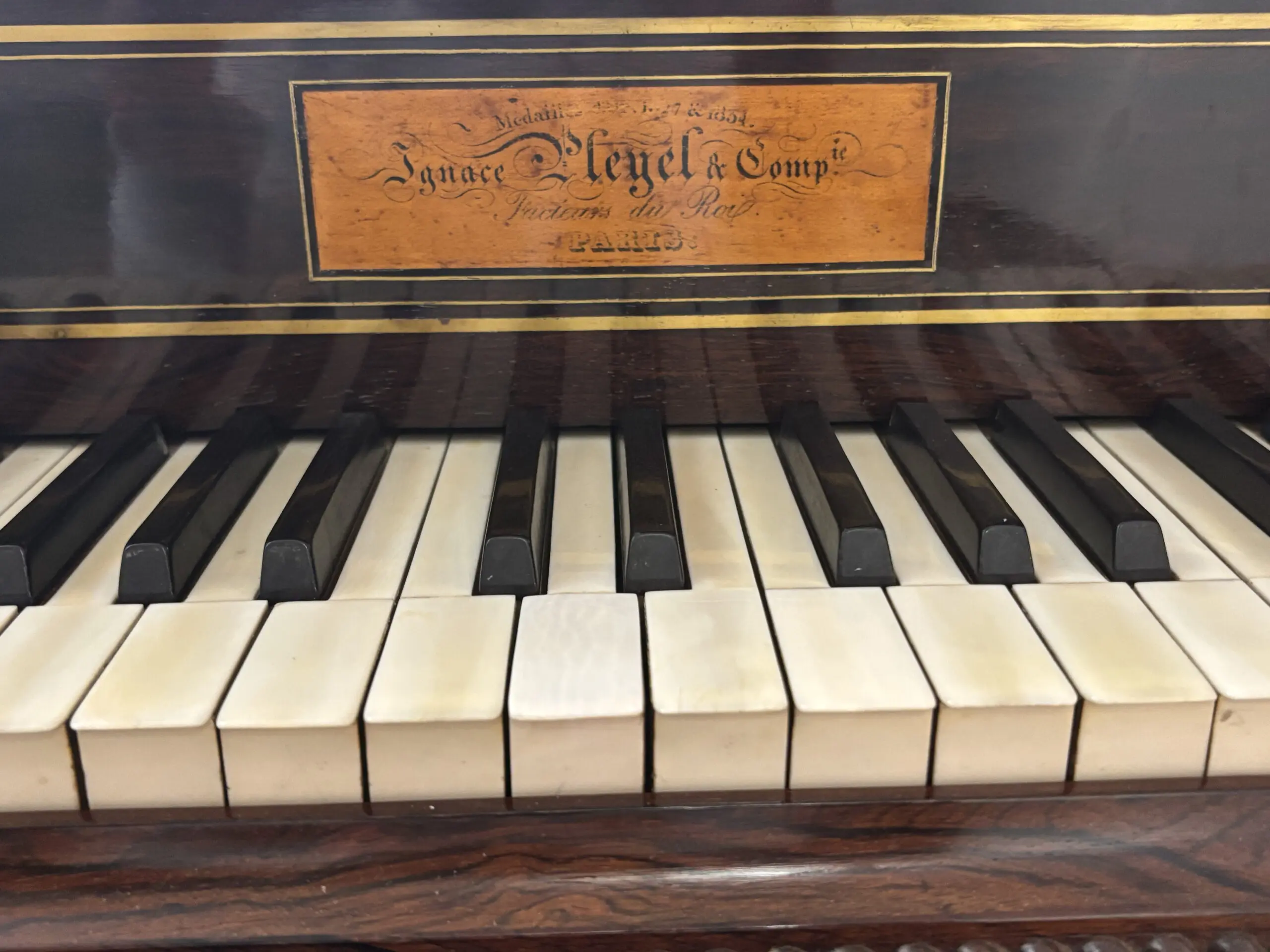 Nom « Pleyel » inscrit sur la barre du piano de 1827