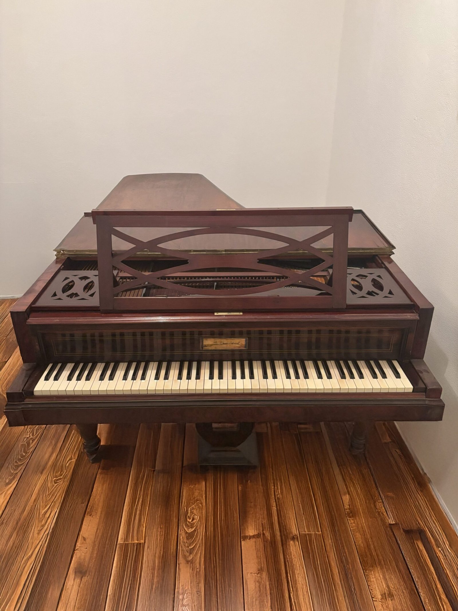 Vue de face du piano à queue Pleyel de 1838