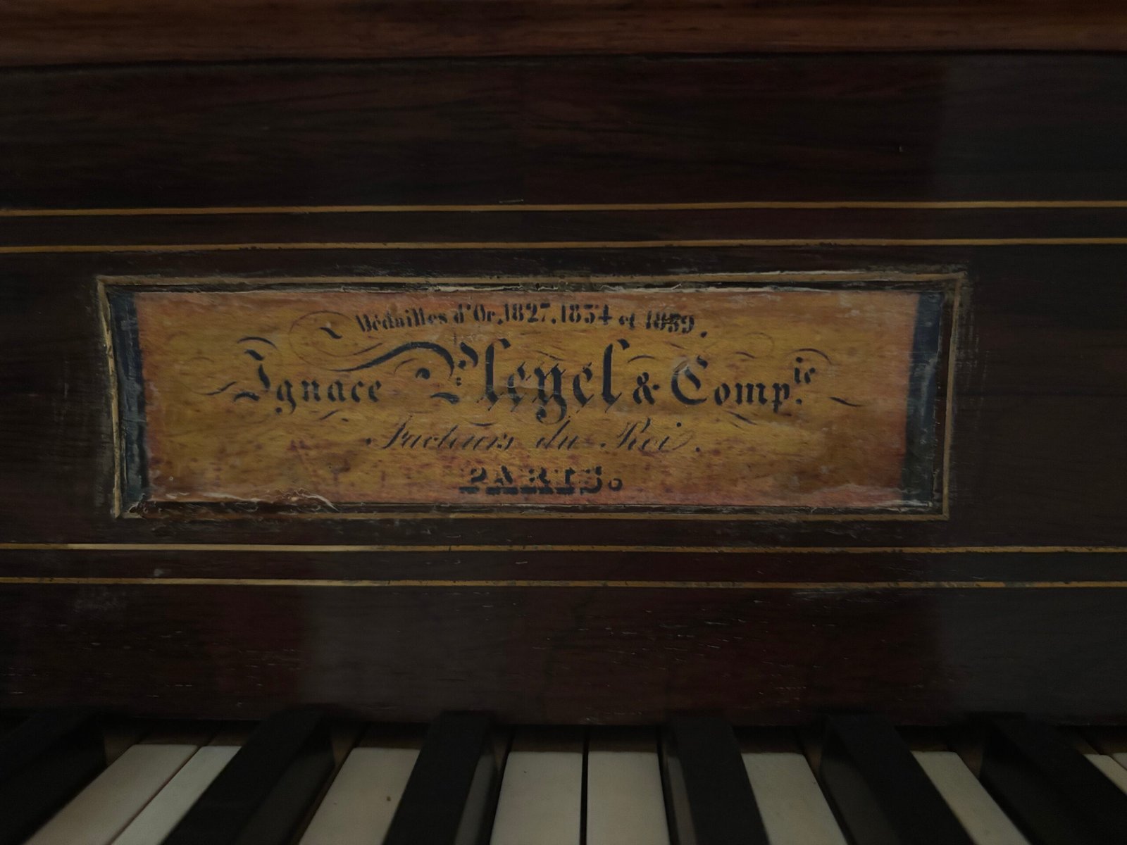 Inscription « Pleyel » sur la barre du piano de 1838