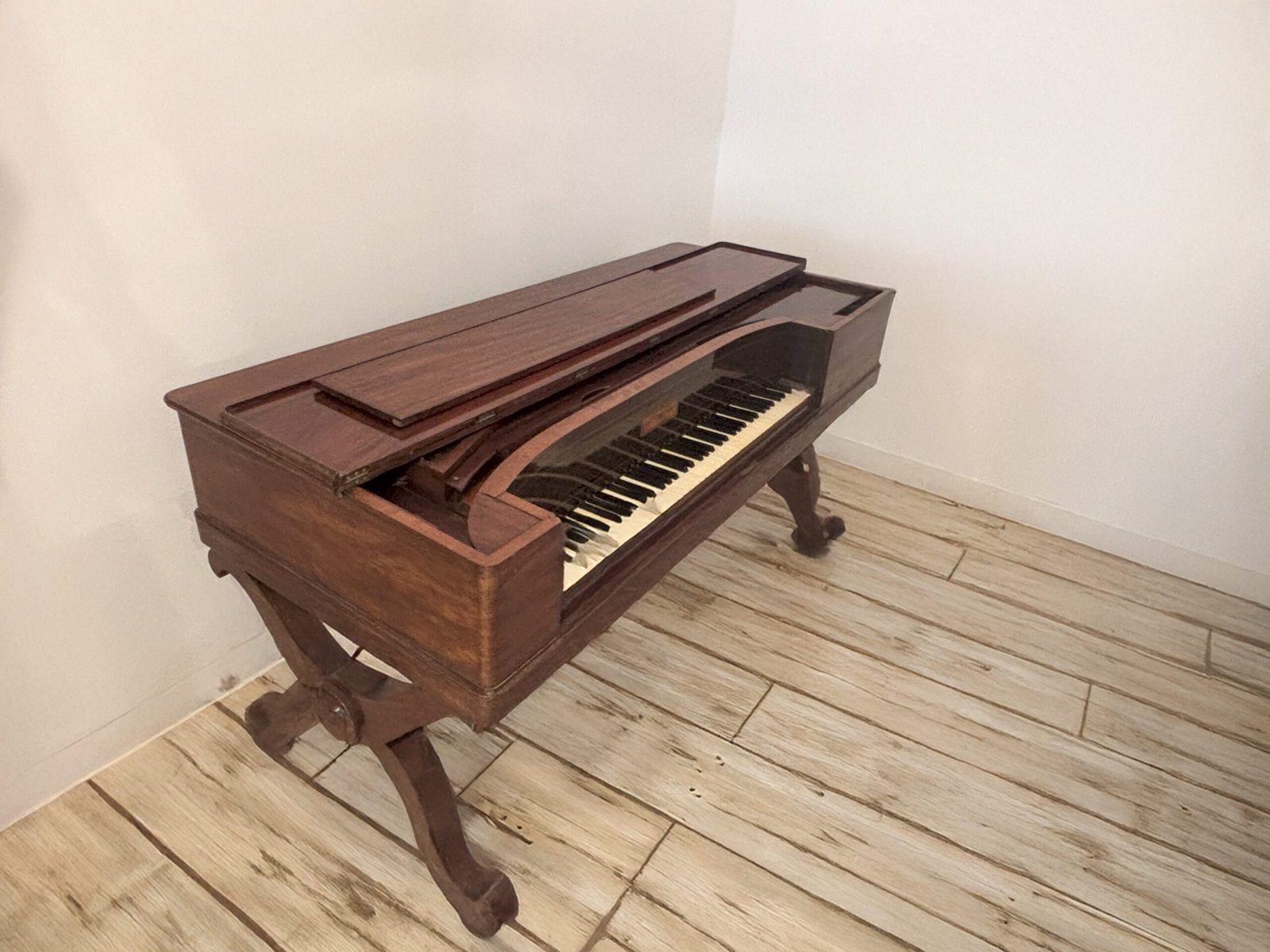 Deuxième vue latérale du piano carré Pleyel de 1845