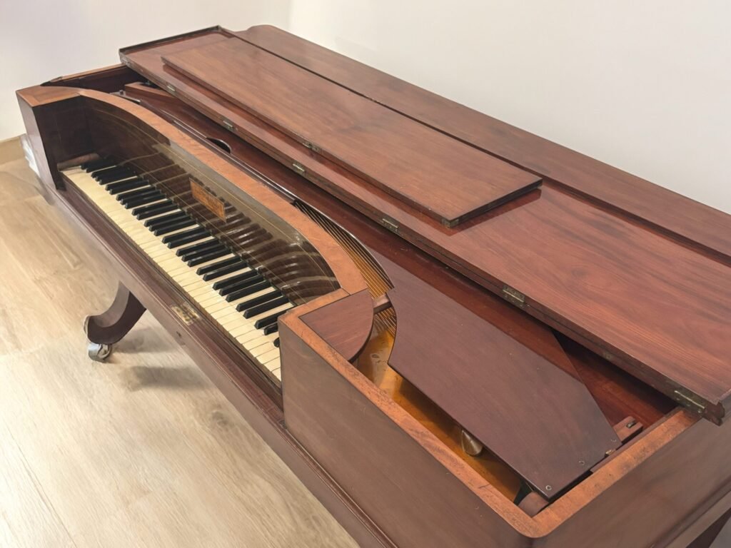 Vue latérale du piano carré Pleyel de 1845