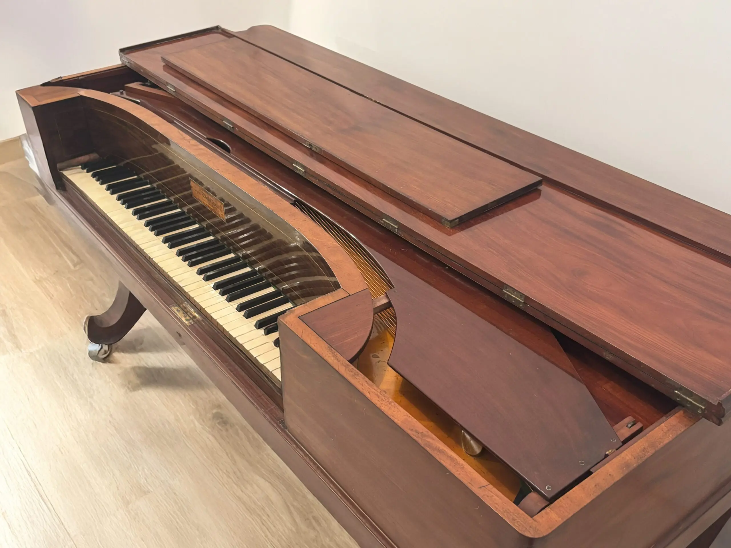 Vue latérale du piano carré Pleyel de 1845