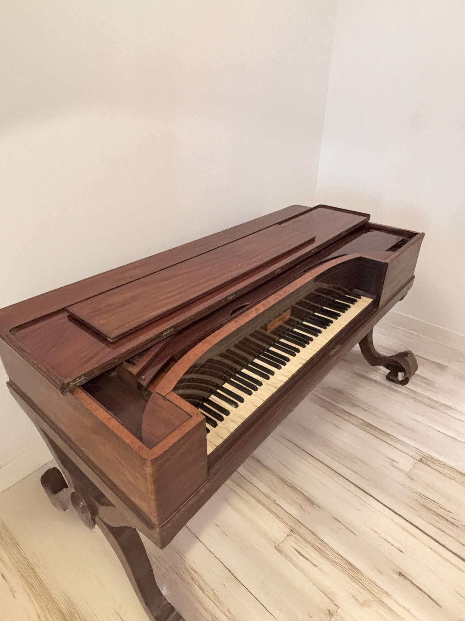 Deuxième vue latérale du piano carré Pleyel de 1845