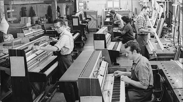 Facteurs de pianos au travail dans un atelier, photographie d’archive en noir et blanc