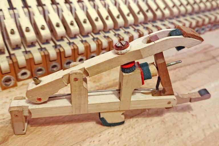 Mécanisme d’échappement d’un piano ancien, élément central du toucher pianistique