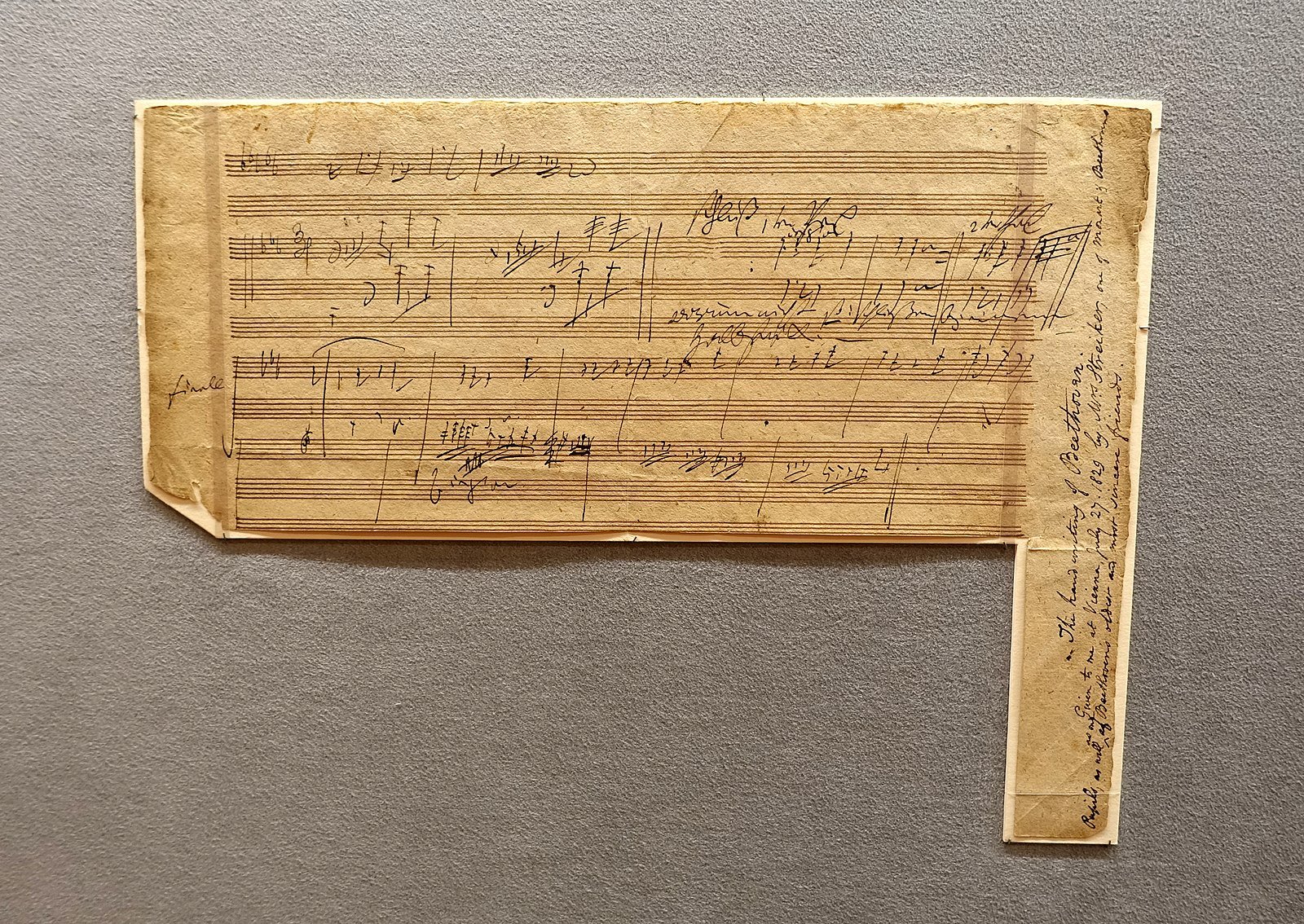 Inscription sur un piano ancien révélant des notes de musiques.