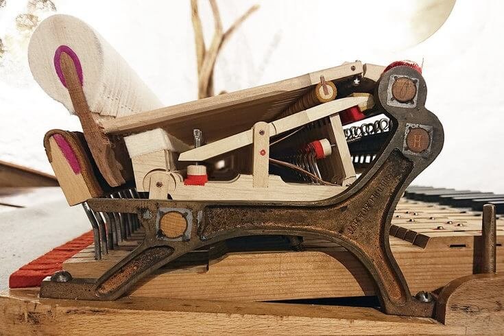 Vue rapprochée d’une mécanique anglaise dans un piano ancien avec marteaux et leviers